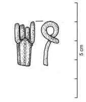 FIB-3930 - Fibule de NauheimbronzeFibule à ressort à quatre spires et corde interne. L'arc, rubané, est orné d'un filet sur chacun de ses bords et d'une lignes d'ocelles incisés ou estampés centrale. Le pied est brisé, il n'est donc pas possible de savoir si le motif était interrompu.