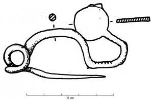 FIB-3945 - Fibule laténienne à pied redressé et disquebronzeFibule de schéma laténien, à corps filiforme en anse de panier; ressort bilatéral court à 4 spires et corde externe; pied redressé vers l'arc et terminé par un disque.