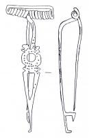 FIB-3992 - Fibule de type Cenisola, var. VillferFibule à arc plat, ressort long à corde externe, porte-ardillon trapézoïdal ajouré ; variante à arc interrompu par un disque orné de cercles concentriques, ou ajouré ; vers le pied, ajour(s) en forme de goutte.