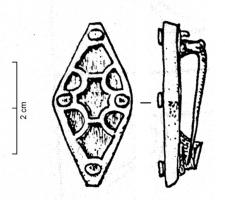 FIB-41109 - Fibule losangiquebronzeTPQ : 1 - TAQ : 100Fibule comportant un corps losangique supportant la charnière et le porte-ardillon, sur lequel est fixé, par 4 rivets d'angle, un décor de bronze ajouré formant un motif réticulé.