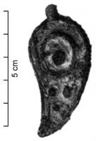 FIB-41179 - Fibule skeuomorphe : feuillebronzeFibule en forme de feuille, la pointe déportée à gauche, ornée d'émaux champlevés avec un cercle pointé dans la partie supérieure.