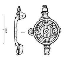 FIB-41193 - Fibule symétrique émailléebronzeTPQ : 150 - TAQ : 300Fibule symétrique à corps circulaire entre deux boutons moulurés, et deux disques émaillés sur les côtés; le motif central comprend un disque central émaillé, entouré d'une  ou deux larges couronnes, également émaillées.