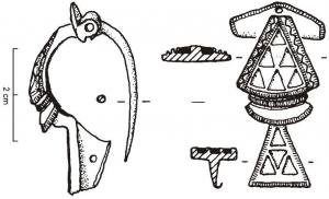 FIB-41219 - Fibule émailléebronzeFibule émaillée à charnière, pied en forme plaquette triangulaire creusée de plusieurs petites logettes triangulaires ; le corps triangulaire est creusé de 4 ou 6 loges d'émail  triangulaires, disposées en quinconce.