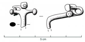 FIB-41556 - Fibule à plaquettes et griffe bouletées bronzeTPQ : 1 - TAQ : 50Fibule à ressort à six spires, corde externe, griffes et plaquettes protectrices. L'arc , de section filiforme ou ovale est coudé à son sommet puis légèrement incurvé jusqu'à son pied. L'extrémité de la griffe et des plaquettes sont bouletées