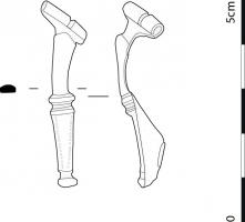 FIB-41581 - Fibule à charnièrebronzeTPQ : 40 - TAQ : 80Fibule à charnière repliée sur l'extérieure. L'arc, inorné, est séparé de la tête et du pied par de petites moulures. Le pied peut faire l'objet d'un décor d'ocelles incisés, il s'achève sur un bouton terminal.