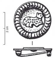 FIB-41598 - Fibule à sujet zoomorphe riveté : lièvrebronzeTPQ : 50 - TAQ : 100Broche circulaire avec une moulure sur le pourtour, encochée de traits de nielle; au centre, motif riveté en forme de lièvre à droite (ou cerf ?), également orné de traits niellés.