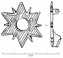 FIB-41713 - Fibule circulaire émailléebronzeFibule circulaire émaillée comportant un ajour central circulaire, un pourtour en étoile, à six extrémités triangulaires séparées par des pointes; au revers, articulation à charnière entre deux plaquettes.
