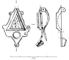 FIB-41718 - Fibule émailléebronzeTPQ : 100 - TAQ : 150Fibule émaillée à arc triangulaire, entièrement creusé d'une loge émaillée avec des pastilles de verre incrustées ; le pied triangulaire est percé d'un ajour circulaire et entouré d'ocelles; motif de tête inconnu ; la charnière se compose de deux plaquettes parallèles, reliées par un axe en fer. 
