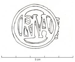 FIB-41755 - Fibule inscrite : ROMAbronzeTPQ : 100 - TAQ : 300Fibule dont les différents éléments composent le nom ROMA (le O formé par le cercle dans lequel s'inscrivent les autres lettres, M et A ligaturés). Au revers, ressort sur axe entre deux plaquettes.