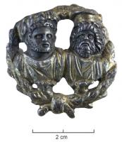 FIB-41756 - Fibule représentant Caracalla et Sarapisargent doréTPQ : 200 - TAQ : 250Broche représentant, dans une couronne, les bustes accolés de Caracalla (?) et Sarapis.