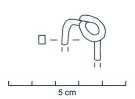FIB-41955 - Fibule à corde externeferTPQ : -120 - TAQ : -50Fibule à arc filiforme de section aplatie, coudé en angle droit vers la tête.
