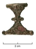 FIB-4207 - FibulebronzeTPQ : 1 - TAQ : 50Petite fibule dont l'arc s'étrangle (moulures et / ou protubérances latérales) avant de s'élargir pour former un pied triangulaire, également pourvu de fleurons aux angles; décor a tremolo sur étamage.