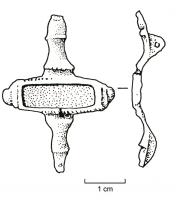 FIB-4251 - Fibule symétrique émailléebronzeFibule symétrique, le corps constitué d'une plaque rectangulaire émaillée, transversale, avec un petit bouton à chaque extrémité ; tête et pied symétriques, en forme de boutons moulurés.
