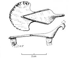 FIB-4333 - Fibule zoomorphe : paonbronzeTPQ : 100 - TAQ : 400Le corps du volatile est traité en ronde-bosse,  plus ou moins aplati, avec la tête redressés (crête); décor d'incisions avec des cercles oculés sur la queue déployée.