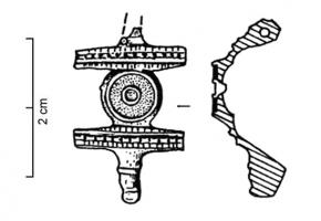 FIB-4351 - Fibule symétrique émailléebronzeTPQ : 100 - TAQ : 150Fibule constituée d'un disque central émaillé, souvent en plusieurs loges concentriques, et de deux apendices symétriques, de forme variable (boutons moulurés, ou disques émaillés).