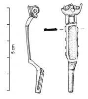 FIB-4505 - Fibule Böhme 22ebronzeTPQ : 150 - TAQ : 200Fibule à ressort masqué par une plaque de tête en forme de pelte, pleine ou ajourée; érc étroit creusé d'une loge rectangulaire ou de cannelures; pied en étui.