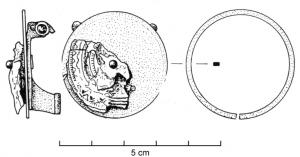 FIB-4511 - Fibule circulairebronzeFibule discoïdale à décor riveté : plaque ronde à décor estampé, parfois souligné par un anneau en argent; ressort long sur axe (plaquette unique), corde interne.