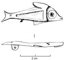 FIB-4566 - Fibule zoomorphe : poisson ou dauphinbronzeFibule plate en forme de poisson (corps symétrique) ou de dauphin schématisé (partie supérieure de la tête hypertrophiée), au corps renflé vers la tête : le corps est creusé de trois loges d'émail, une rectangulaire sur le corps avec des inclusions de verre polychrome, une circulaire vers la queue et un cercle pour figurer l'œil; les détails des nageoires sont indiqués par des incisions.