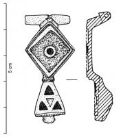 FIB-4618 - Fibule émaillée bronzeFibule à corps losangique, creusé d'une loge d'émail autour d'un disque central lui aussi émaillé. Des protubérances latérales circulaires et émaillées décorent certains exemplaires. Le pied se termine par un motif triangulaire ou losangique émaillé, souvent divisé en logettes triangulaires.