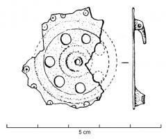 FIB-4665 - Fibule circulaire à perforationsbronzeTPQ : 100 - TAQ : 200Fibule plate, dont la charnière disposée au revers comporte deux plaquettes coulées reliées par un axe en fer. Simple disque plat orné de de perforations et d'ocules, disposés en couronnes; sur le pourtour, 6 petites excroissances.