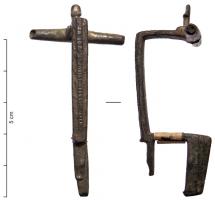 FIB-4681 - Fibule Böhme 29bronzeTPQ : 260 - TAQ : 300Fibule dont l'arc, constitué de segments rectilignes, suit un parcours anguleux; le seul décor consiste en une côte guillochée sur le dos de l'arc, qui se prolonge en appendice au-dessus du pied; tête en arbalète avec un bras et et un bilbe aplati dans l'axe de l'arc; porte)ardillon en gouttière.