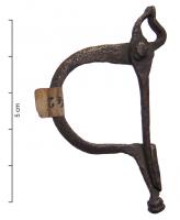 FIB-4686 - Fibule en forme de pincebronzeFibule de type mixte, la partie inférieure (arc et pied avec bouton rapporté) se rattachant au type d'Aucissa, l'articulation en forme de pince étant celle des 