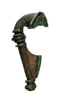 FIB-4781 - Fibule de type Trumpet-broochbronzeFibule à arc coulé massif, dont la tête s'élargit 