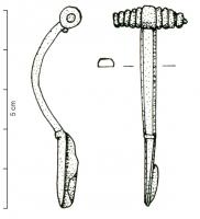 FIB-4796 - Fibule Böhme 38cbronzeTPQ : 280 - TAQ : 400Fibule à arc plat, enroulé à la tête autour de l'axe du ressort rapporté; long ressort en arbalète ; pied court et plat, porte-ardillon à section en crochet.