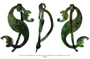 FIB-4806 - Fibule de type Dragonesque BroochbronzeFibule au corps serpentiforme, dont l'aspect évoque de manière plus ou moins fantastique le corps d'un dragon; variante au corps lisse.