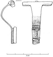 FIB-4952 - Fibule en arbalètebronzeFibule à corps à bords parallèles, à pied court, ornée d'échancrures biseautés; ici l'arc n'est pas replié vers l'interieur, mais possède une charnière tubulaire