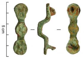 FIB-5095 - Fibule symétrique anséebronzeFibule symétrique ansée à extrémités scutiformes, marquées de profonds motifs excisés, et table quadrilobée décorée de même. Ressort sur axe monté sur une paire de plaquettes.