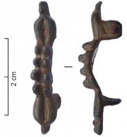 FIB-5107 - Fibule symétrique anséebronzeFibule grêle, arc peu élevé, orné de deux rangées de gros globules; extrémités en 