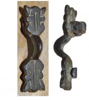 FIB-5127 - Fibule symétrique anséebronzeFibule symétrique ansée, arc court, deux plaques symétriques à la tête et au pied, de forme rectangulaire aux contours découpés, décors incisés.