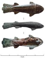 FIB-5165 - Fibule zoomorphe : poissonbronzeFibule en forme de poisson stylisé, à corps bombé, creux par en dessous, orné d'incisions en échelle; 4 nageoires également à décor incisé; la queue plate est trilobée; traces de l'ardillon en fer.