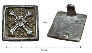 FIB-6086 - Fibule argent doréBroche carrée, avec une croix inscrite ciselée sur la face supérieure; fond doré et décor niellé sur la croix; au revers, plaque perpendiculaire pour la fixation d'un ressort, et porte-ardillon en crochet.