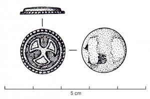FIB-6135 - Fibule circulaire émailléebronzeTPQ : 950 - TAQ : 1050Petite fibule circulaire, à couronne externe guillochée et champ légèrement surélevé au centre, avec des émaux formant un motif de trois 'éventails' disposés en triangle. Porte-ardillon et système de fixation du ressort rapporté au revers, souvent disparu.