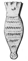 FRT-4030 - Ferret de ceinturebronzeFerret foliacé coulé, épais, avec un sommet trapézoïdal fendu, percé pour la fixation sur le cuir; base en petit disque; décor organisé en lignes horizontales estampées.