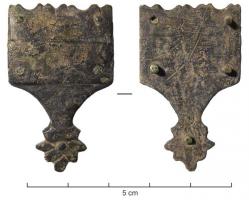 FRT-9013 - Ferret de ceinturebronzeTPQ : 1400 - TAQ : 1500Ferret à large plaque rectangulaire, sommet festonné et percé de quatre trous de rivets; base effilée à bords concaves et fleuron.