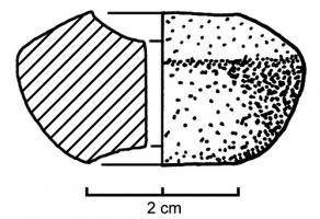 FUS-1025 - Fusaïole à profil ovaleterre cuiteFusaïole à profil ovale caréné, faces supérieure et inférieure concaves, inornée.