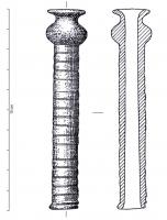 GHR-1003 - Garniture de harnais : tubuccinbronzeTube présentant un petit évasement à une extrémité et un renflement prolongé par une tête évasée à l'autre extrémité ; décor de stries transversales ou de côtes tout le long de la partie tubulaire.