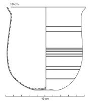 GOB-4075 - Gobelet cylindriqueverreGobelet haut et large, cylindrique, apode, à décor de stries meulées, en verre incolore. Le bord est déversé, à lèvre coupée, laissée brut
