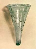 GOB-6005 - Gobelet entonnoir à fond creuxverreTPQ : 700 - TAQ : 1050Gobelet en forme d'entonnoir dont le fond, apode, est caractérisé par une tige creuse.
