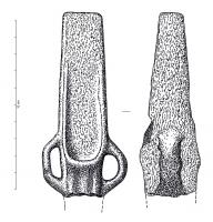 HCH-1105 - Hache à talon : type ibériquebronzeHache à talon de très grande taille, à double anneau ; talon court à gorges peu profondes ; lame très longue, généralement ornée de trois nervures, deux latérales et une centrale.