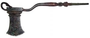 INC-4003 - Instrument chirurgicalbronzeInstrument composé d'une tige moulurée et incrustée, prolongée par une soie destinée à l'emmanchement. La partie fonctionnelle comporte un corps massif, de section rectangulaire, équipée d'une boucle (tête d'anatidé) pouvant servir à tirer l'objet à l'aide d'un fil, et d'une lame à tranchant parallèle évasé, équipé de fines dents.