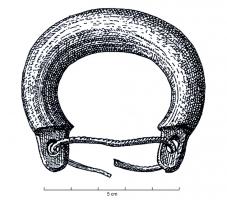 IND-1034 - Objet en forme d'ansebronzeObjet en forme d'anse, creux et à extrémités perforées destinées à recevoir un fil.
