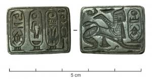 IND-2007 - Sceau-matrice ?argentPlaquette en argent, de forme parallélépipédique aplatie, portant sur chaque face des inscriptions hiéroglyphiques incisées.