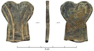 IND-3013 - Fragment d'objet indéterminébronzeFragment d'objet plat, sans doute réalisé par martelage (nombreuses traces) ; deux lobes accolés se prolongent par une partie légèrement trapézoïdale ; deux bandes parallèles incisées s'évasent en direction du centre des lobes.
