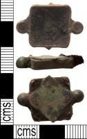 IND-4146 - Objet à identifierbronzeObjet en forme de boîtier carré, avec deux protubérances opposées, en relief sur la face externe et creuses de l'autre côté ; une plaque de tôle carrée est disposée en diagonale au revers de l'objet.