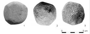 IND-4209 - Polissoirs subsphériquespierreSphère légèrement aplatie aux pôles. Multiples facettes d'usure, planes et convexes. Grès quartzeux. 