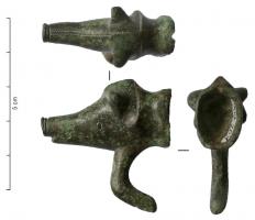 IND-4213 - Embout zoomorphe à crochetbronzeEmbout en bronze d'un objet en bois de section ovale, mince (env. 15 x 10 mm), en forme de tête de sanglier stylisée, et en-dessous un crochet en forme de doigt.